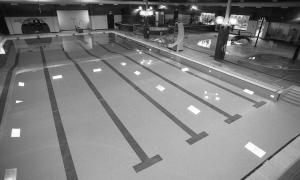 an empty pool filled with water and swim lanes